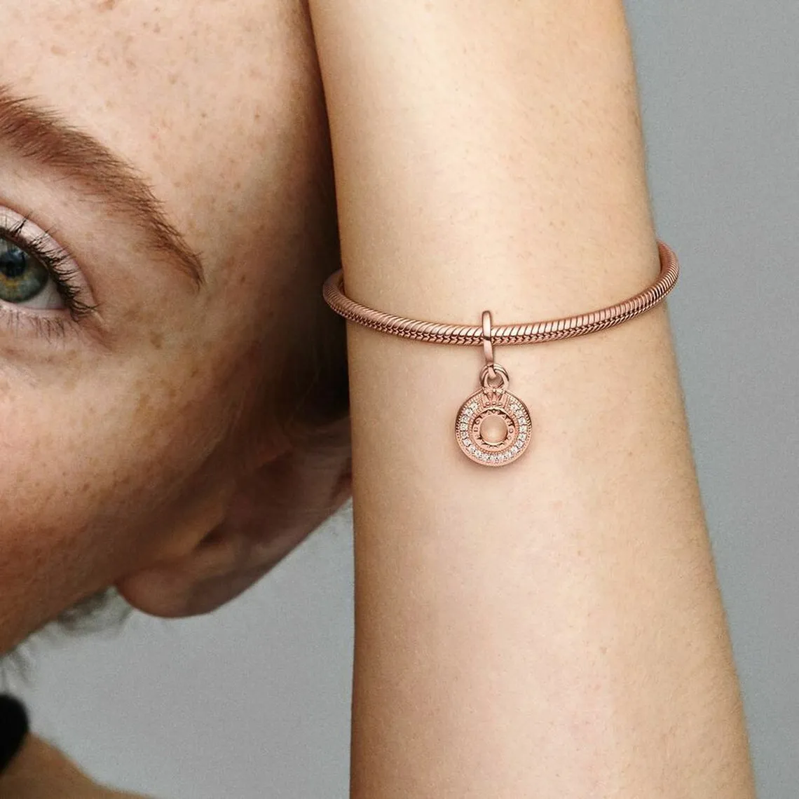 Charm Double Pendant O Couronné Pavé Signature Pandora - Métal Doré à l'or Rose fin 585/1000 
