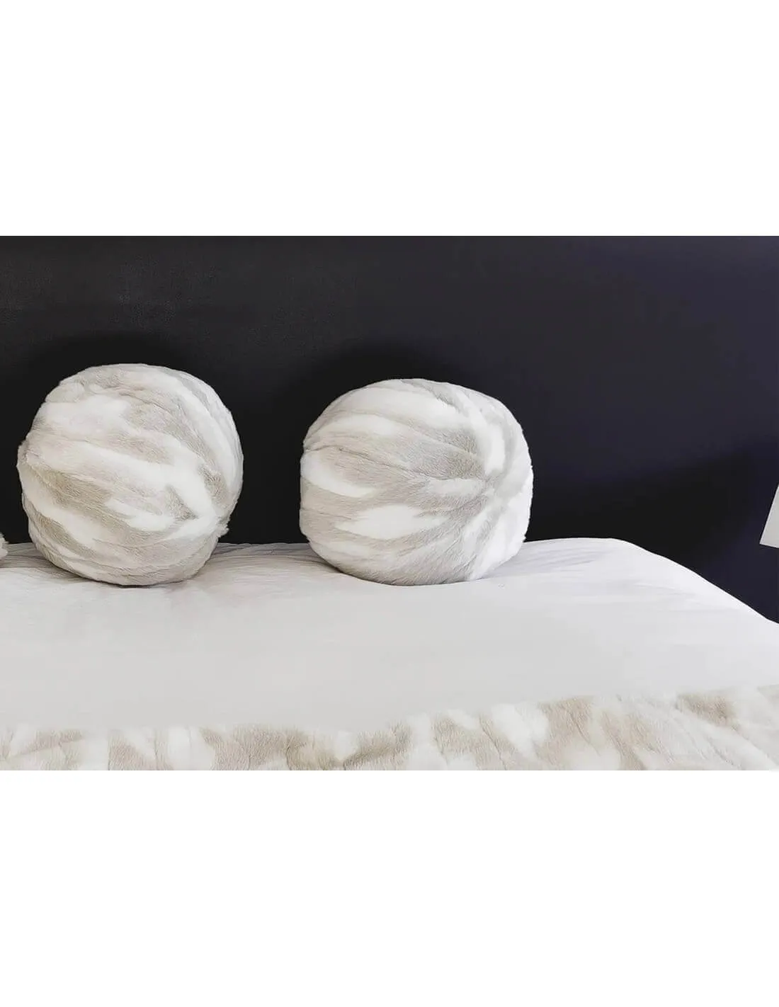 Coussin boule en fausse fourrure beige ecru - courchevel par mx home