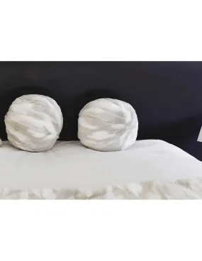 Coussin boule en fausse fourrure beige ecru - courchevel par mx home