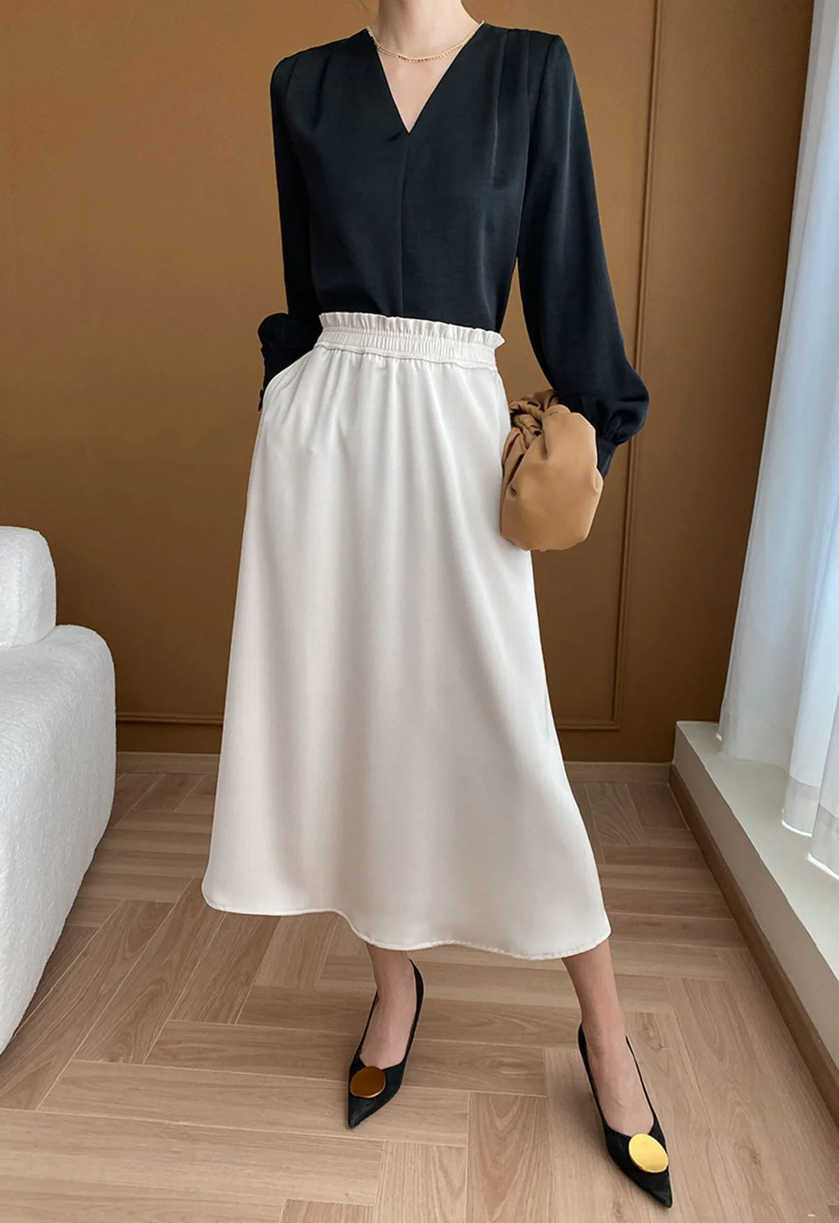 Jupe mi-longue taille haute en satin ivoire