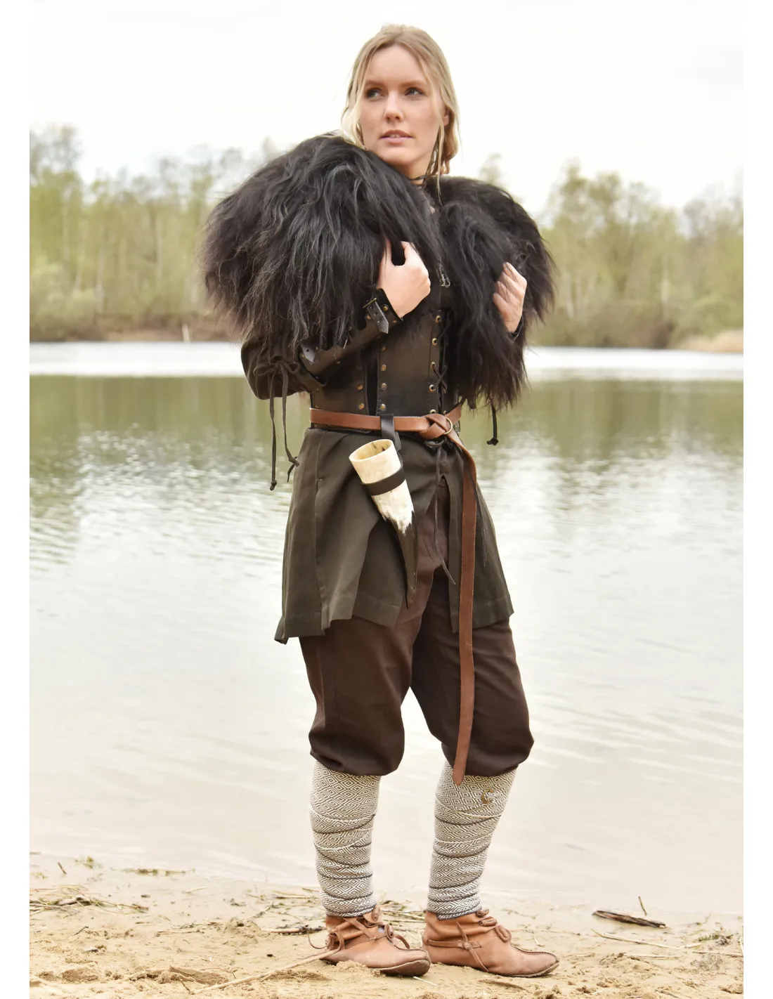 Peau de mouton nordique pour les épaules, noir ⚔️ Boutique Épées