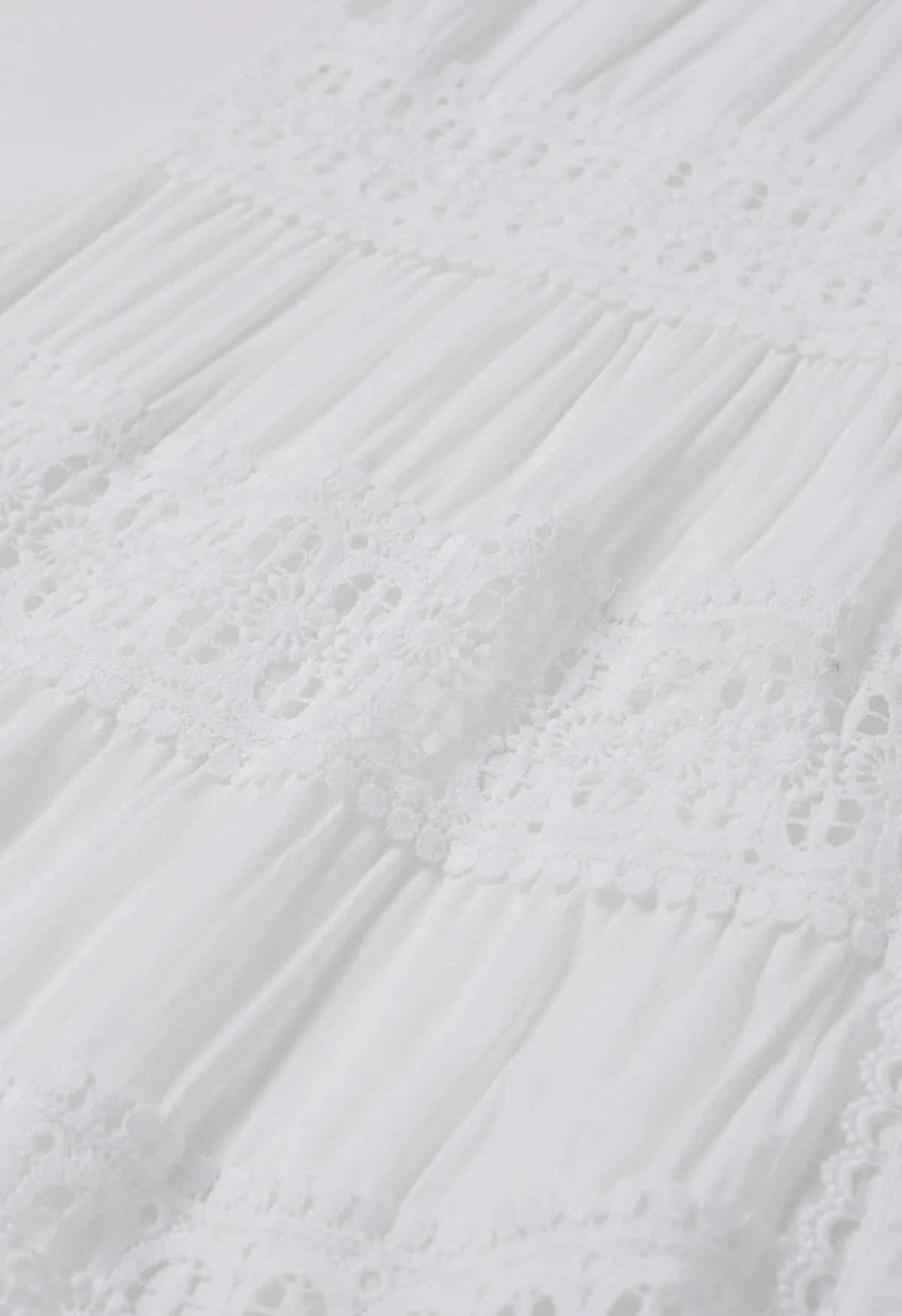 Robe boutonnée à empiècements en crochet et à taille nouée en blanc