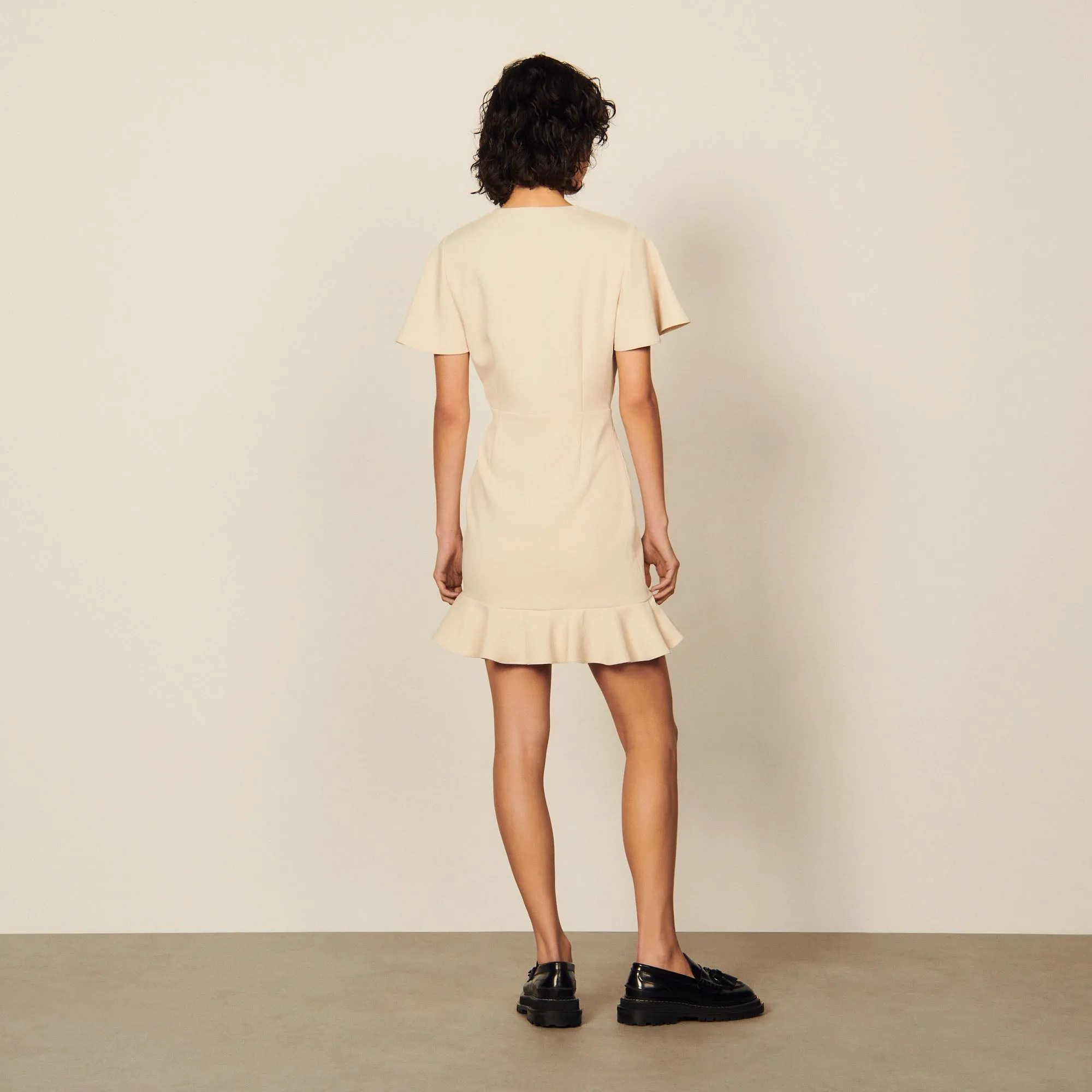 Robe courte à volants en crêpe fluide