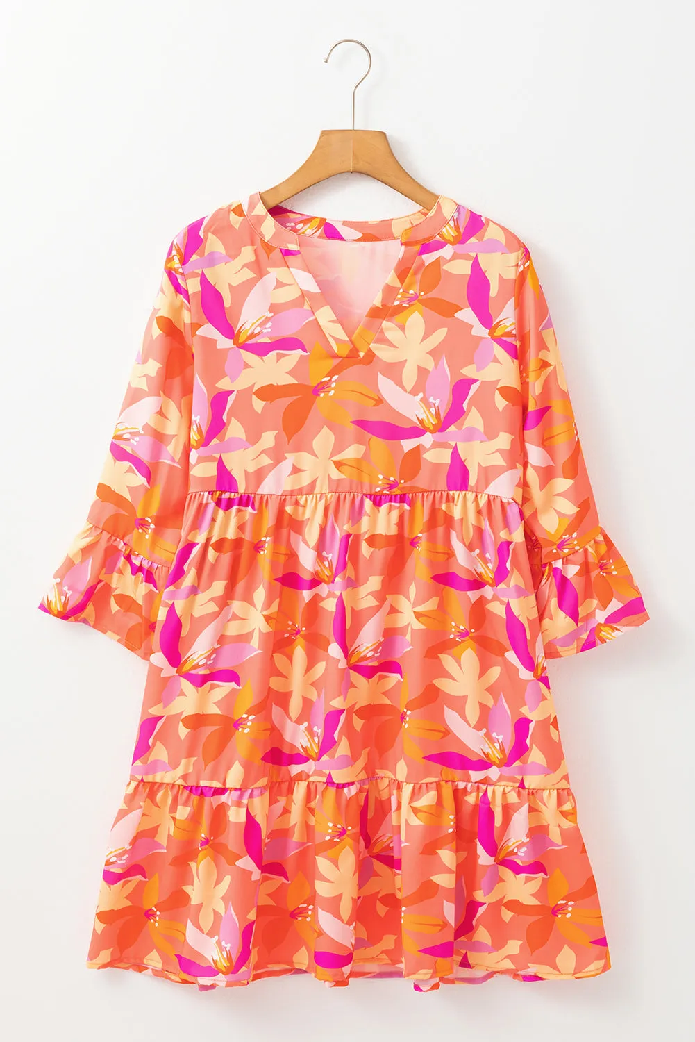 Robe orange à imprimé abstrait et manches à volants, col en V
