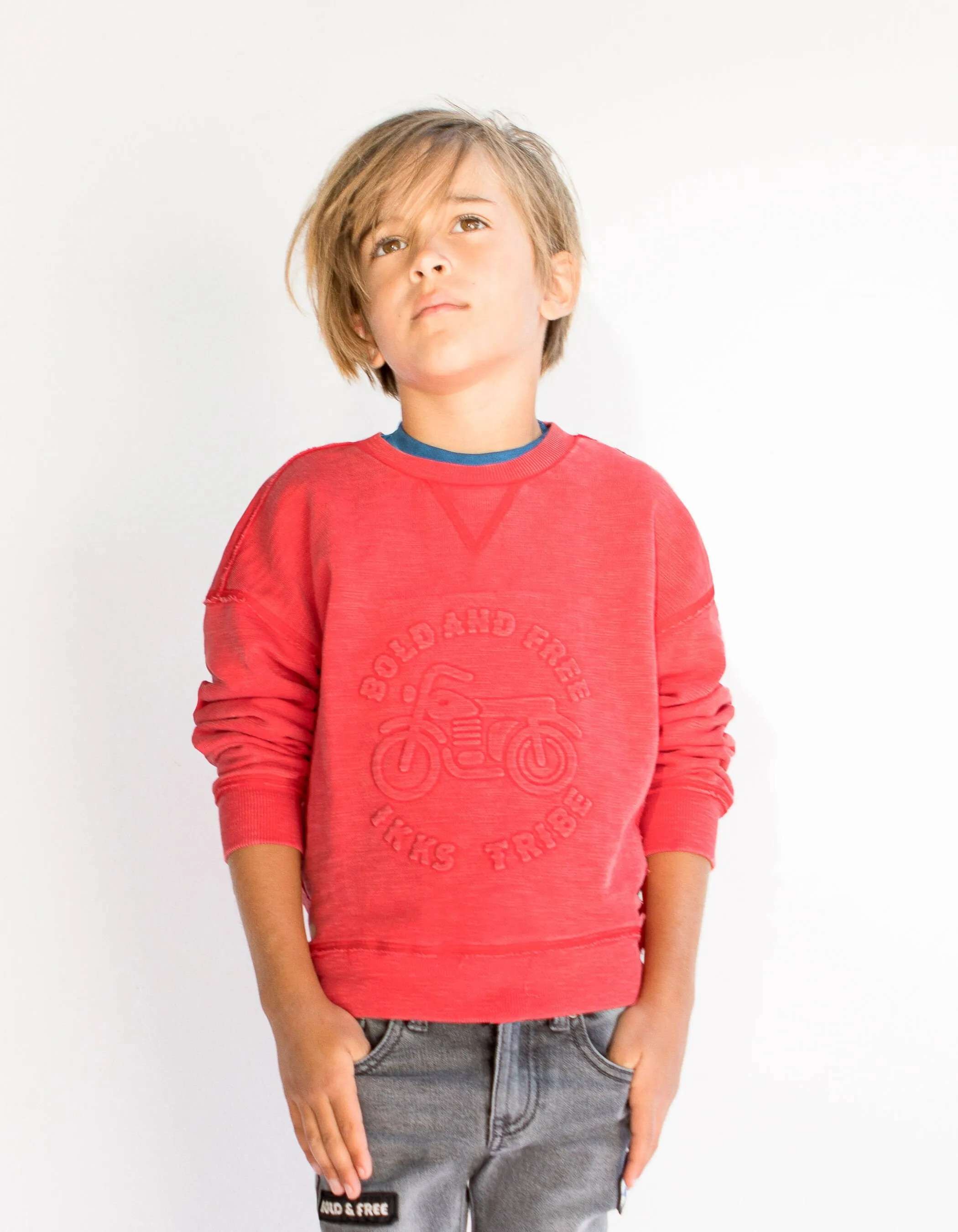 Sweat rouge moto et message embossés garçon