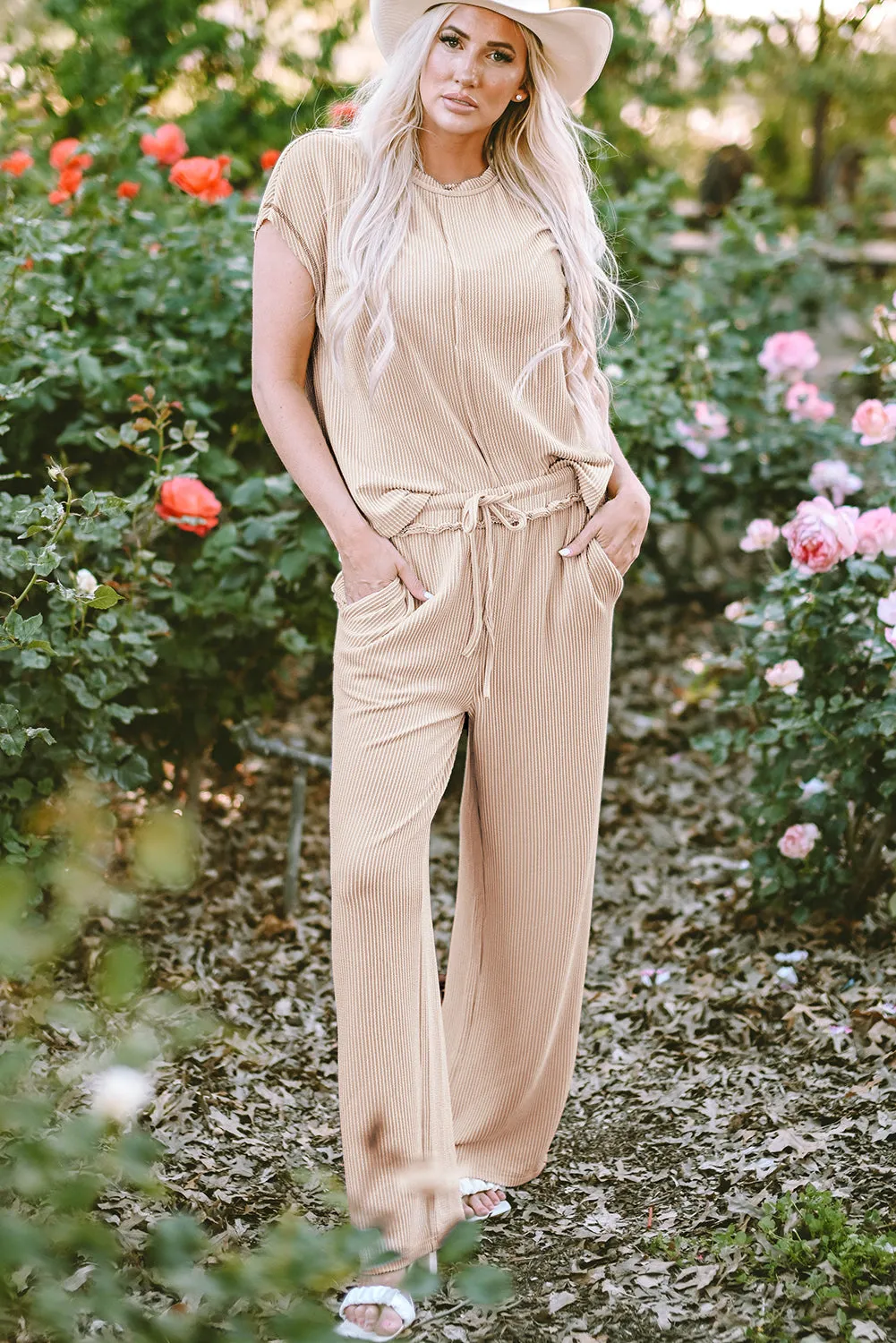 Tenue deux pièces t-shirt et pantalon ctelés à coutures apparentes parchemin