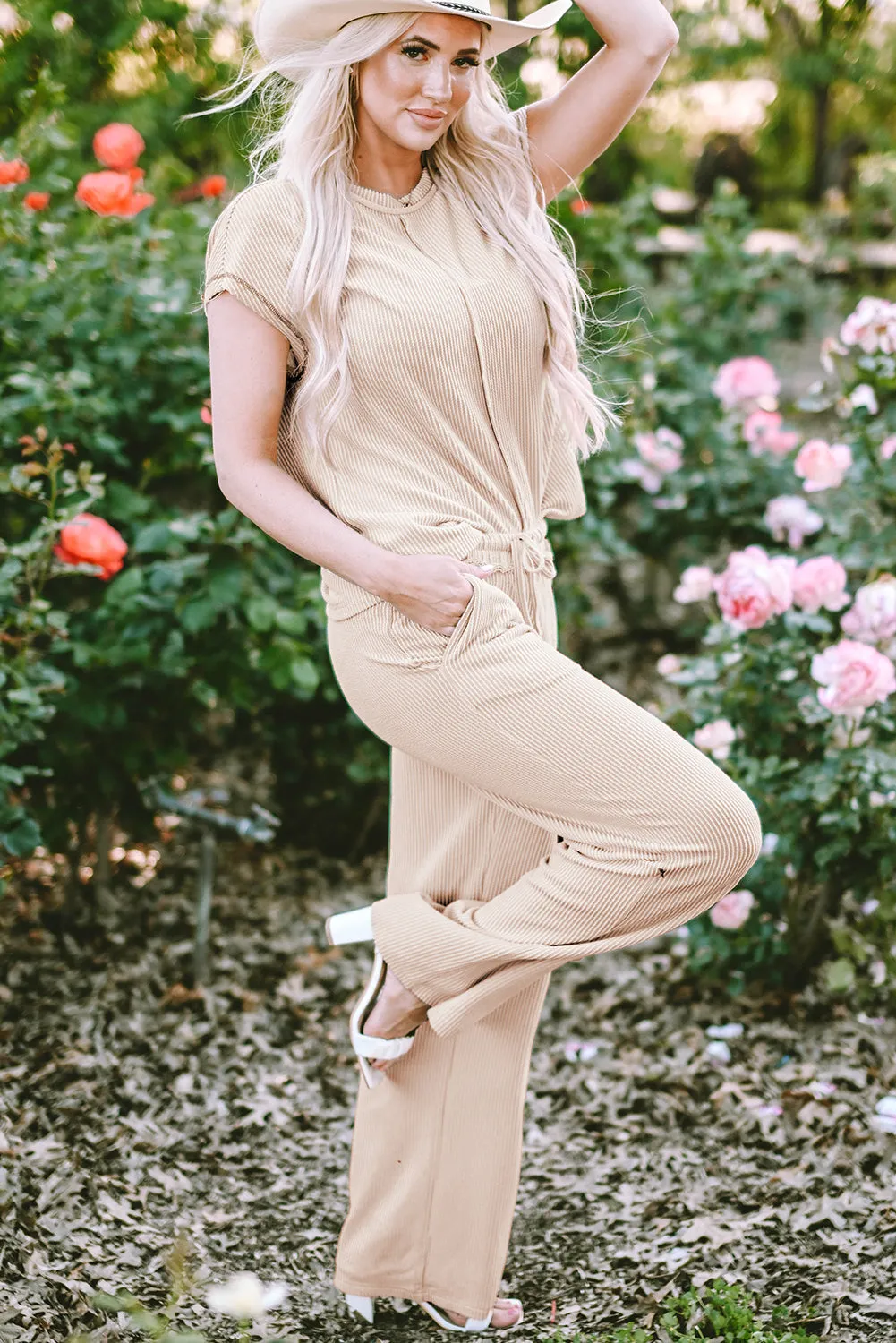 Tenue deux pièces t-shirt et pantalon ctelés à coutures apparentes parchemin